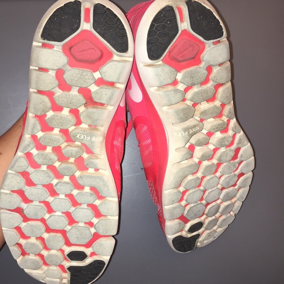 Pink Nike tennis shoes - Picture 3 of 3